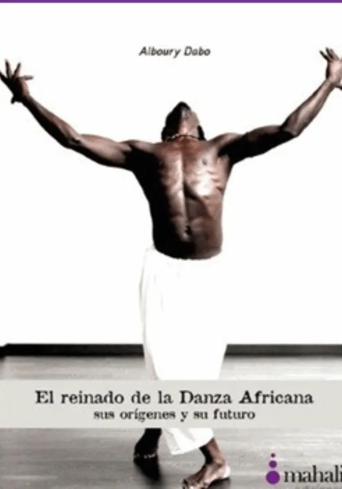 Portada del libro El reinado de la Danza Africana: sus orígenes y su futuro de Alboury Dabo, que muestra a un bailarín de torso desnudo, con los brazos extendidos hacia el cielo, vestido con pantalón blanco, en una pose expresiva de danza africana.